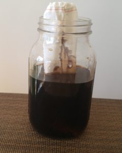 Brewing cold brew coffee with a cotton bag